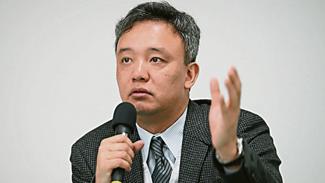 全盲男植入电子眼  重见亲人眼泪决堤